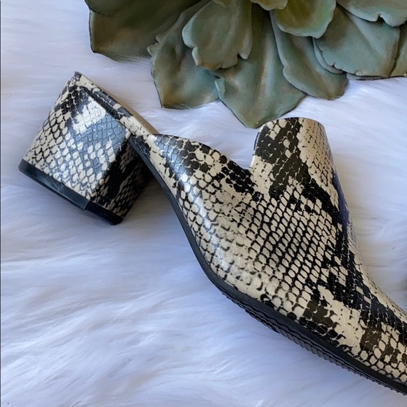 Snake skin print heeled mule slip on point toe - Picture 2 of 5